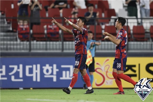 K리그2 선두 김천, 이랜드 4-0 잡고 홈 6연승…조영욱 12호골