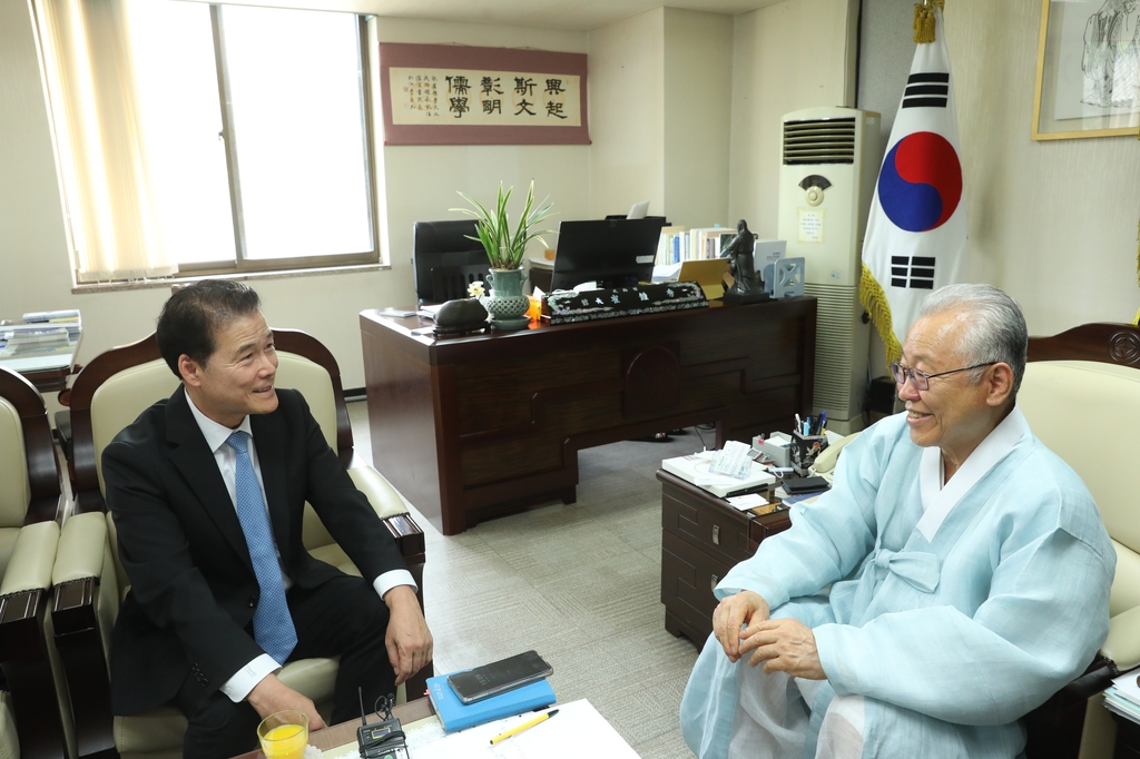 김영호 통일장관, 첫 종교계 일정으로 성균관장 예방