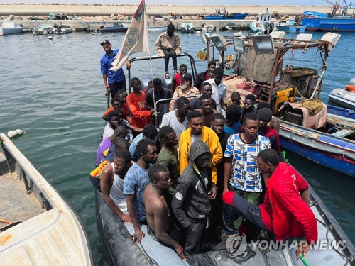 '죽음의 바다' 된 대서양…이주민 나무배 침몰, 60여명 사망