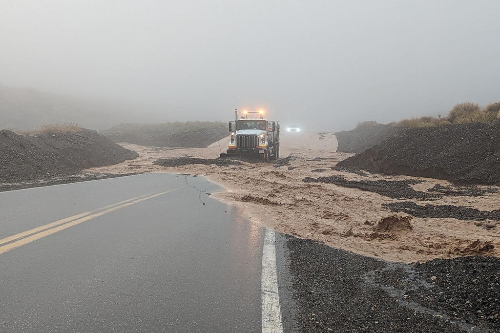 美 데스밸리 사막에 역사상 최대 폭우…여행객 등 400명 대피