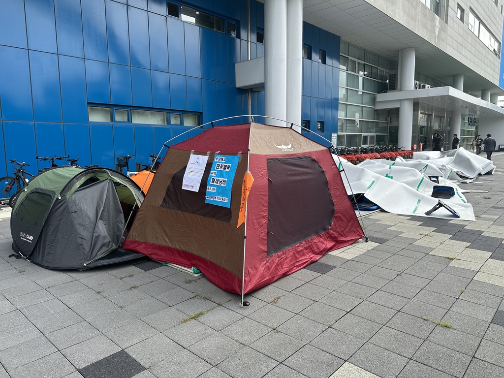 광주시청서 보육교사 농성 물품 강제 철거…경찰, 경위 파악중