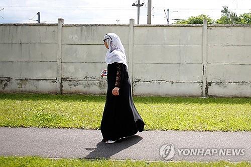 34세 프랑스 교육장관 "이슬람 의상 '아바야' 학교서 착용 금지"(종합)