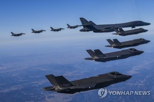 '죽음의 백조' B-1B 전략폭격기 한반도 전개…공군과 연합훈련