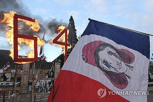 '국정 난맥' 마크롱, 정당 대표들과 비공개 회동서 돌파구 모색