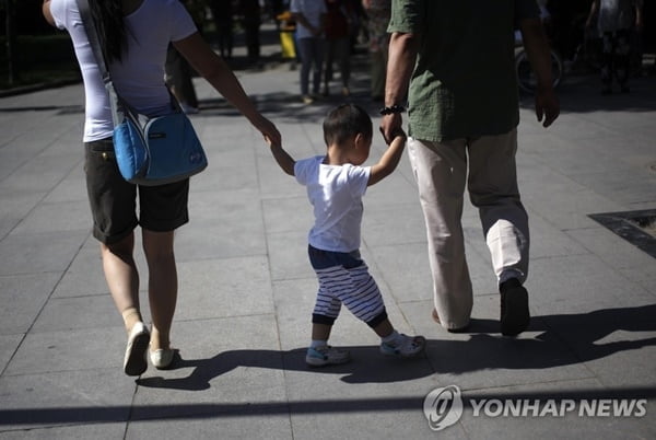 "25세 이하 신부엔 현금 지원"…중국의 출산 대책