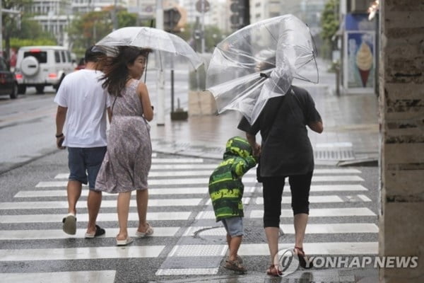 중대본, 태풍 카눈 북상에 출퇴근 시간 조정 권고