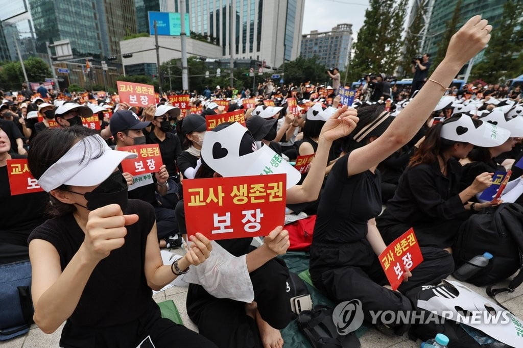 "학부모 탓 유언 없는데"…서이초 언급한 교수 결국