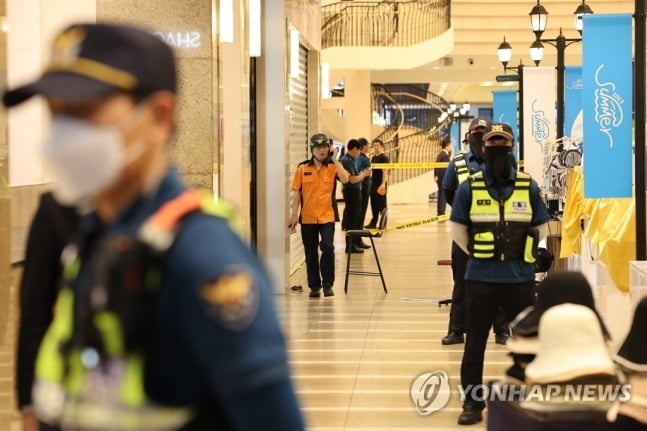 분당 백화점서 묻지마 흉기 난동…14명 부상