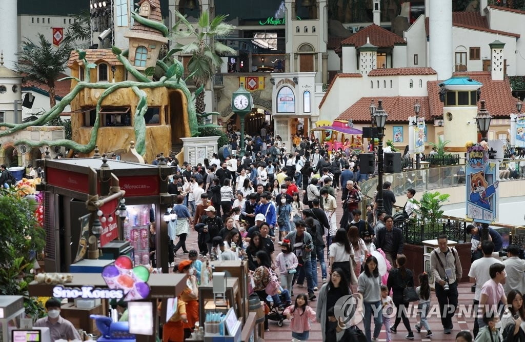 "롯데월드 매직패스 팔아요"…웃돈까지 얹었는데