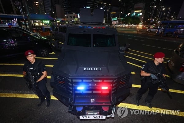 소총 든 경찰에 장갑차까지…주말 도심 어수선