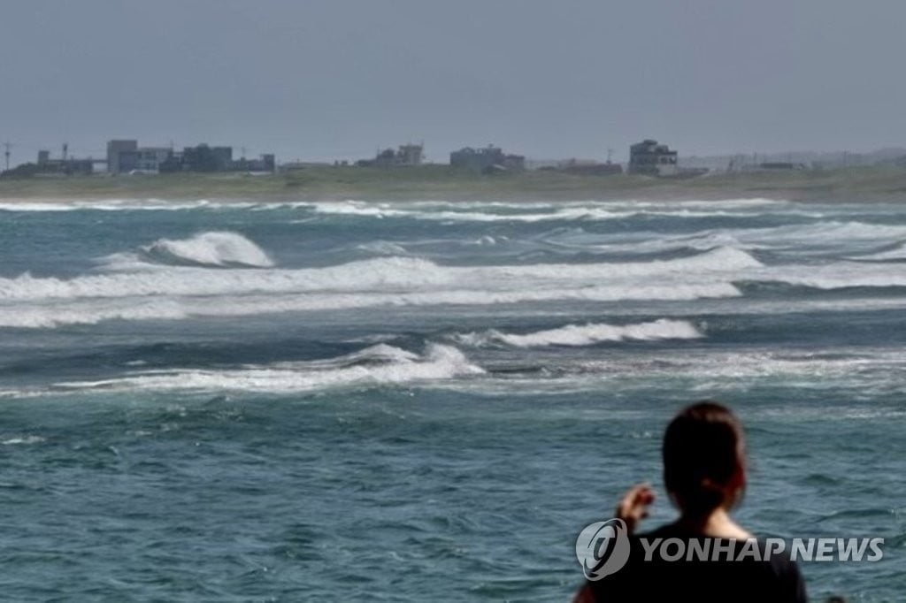 태풍 '카눈' 한반도 관통…위기경보 최고단계 '심각'