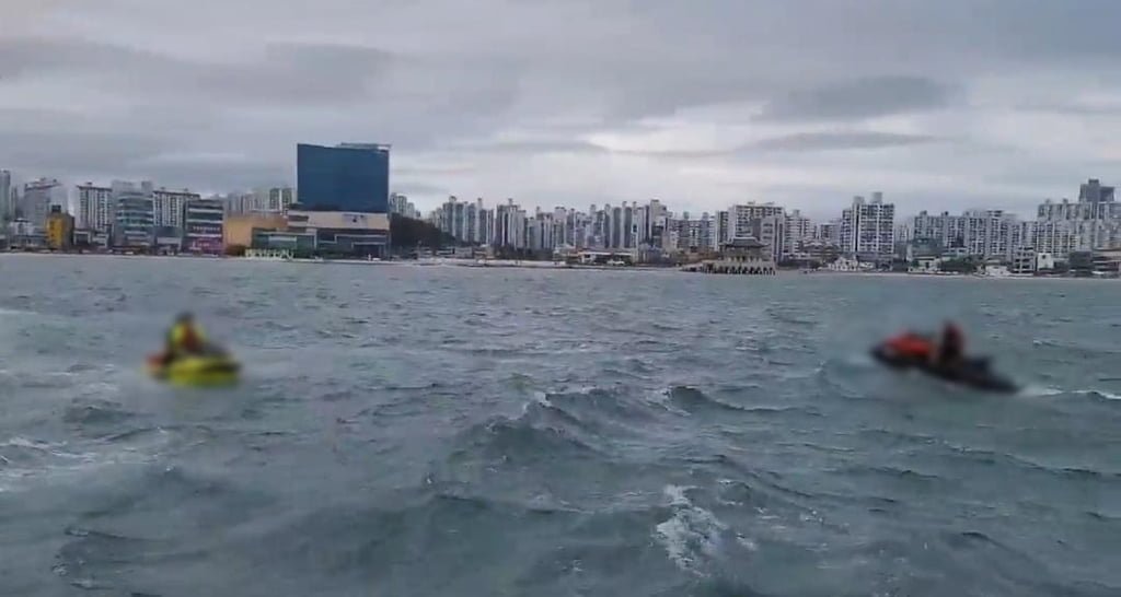 태풍 앞둔 바다서 수상오토바이 탄 20대 적발