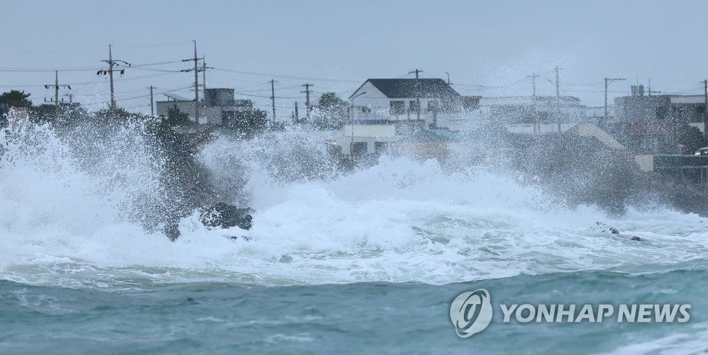 제주 전역 태풍경보…내일 새벽 '카눈' 초근접