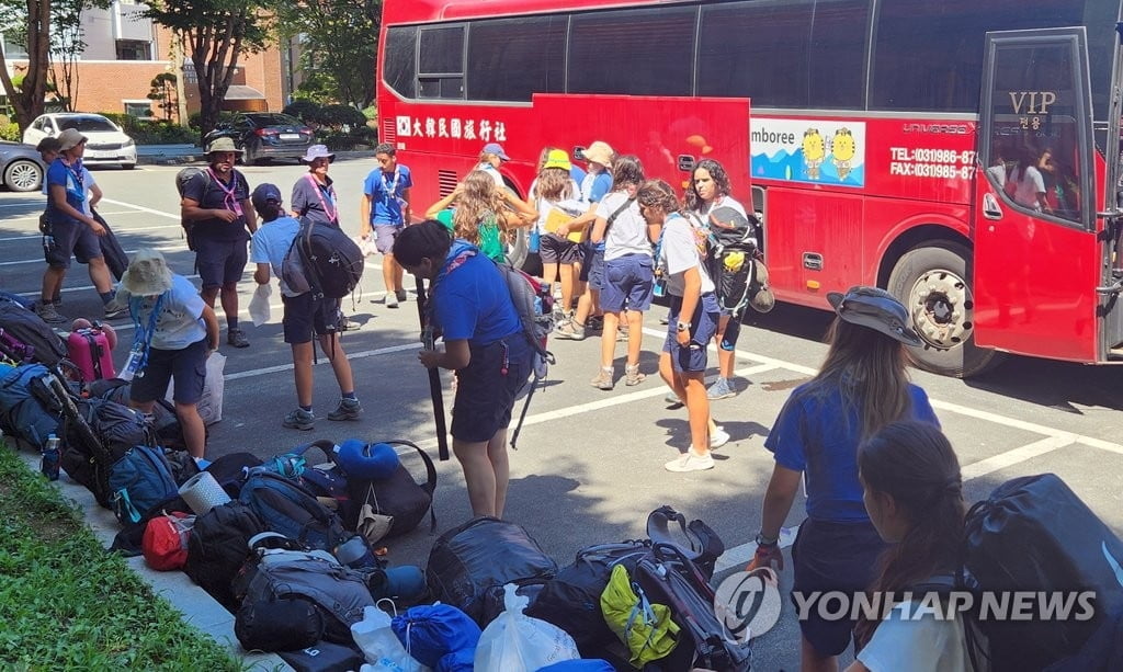 잼버리, 한국 참가자는 강당서 취침?…"불가피했다"