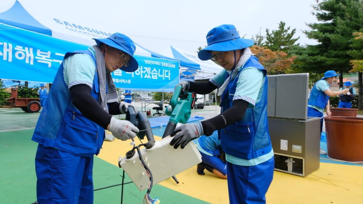 삼성전자서비스가 고성군 거진청소년문화의집에 이동식 서비스센터를 설치하고 침수된 가전제품 특별점검을 실시하고 있다. (삼성전자서비스제공)