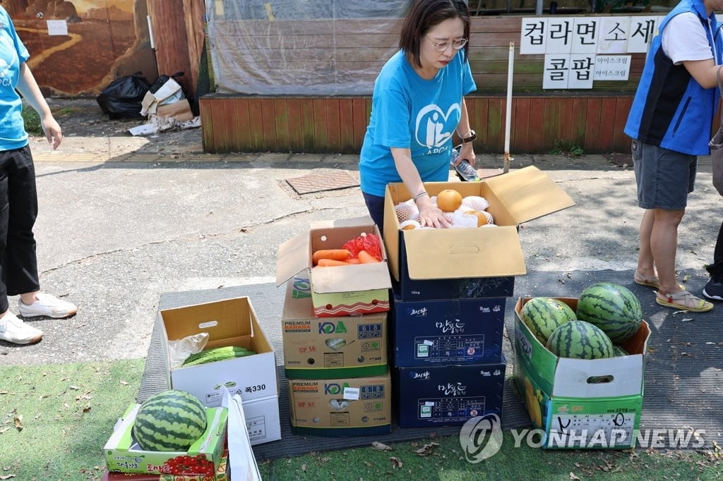 "'갈비 사자'는 떠났지만"...시민들 동물원에 먹이 기부