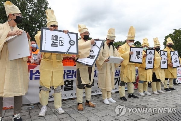 공무원들 뿔났다…"하위직만 희생 강요"