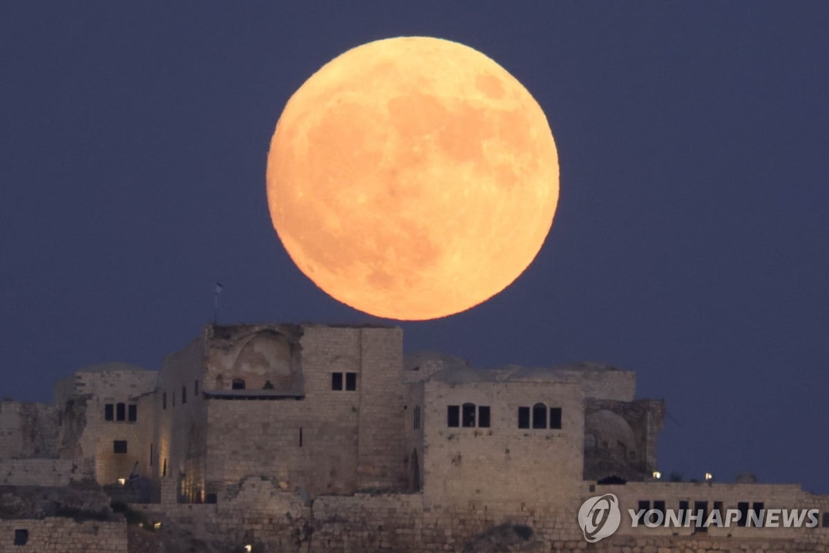 美 30일 밤 '슈퍼 블루문' 뜬다…달 옆 토성도 관측 가능