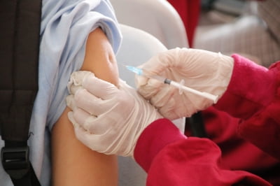 '이것' 백신 접종, 치매 위험 낮춘다?