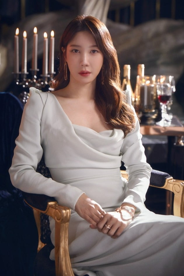 Ji-ah Lee, a divorced woman, will she get rid of the controversy over her acting skills?