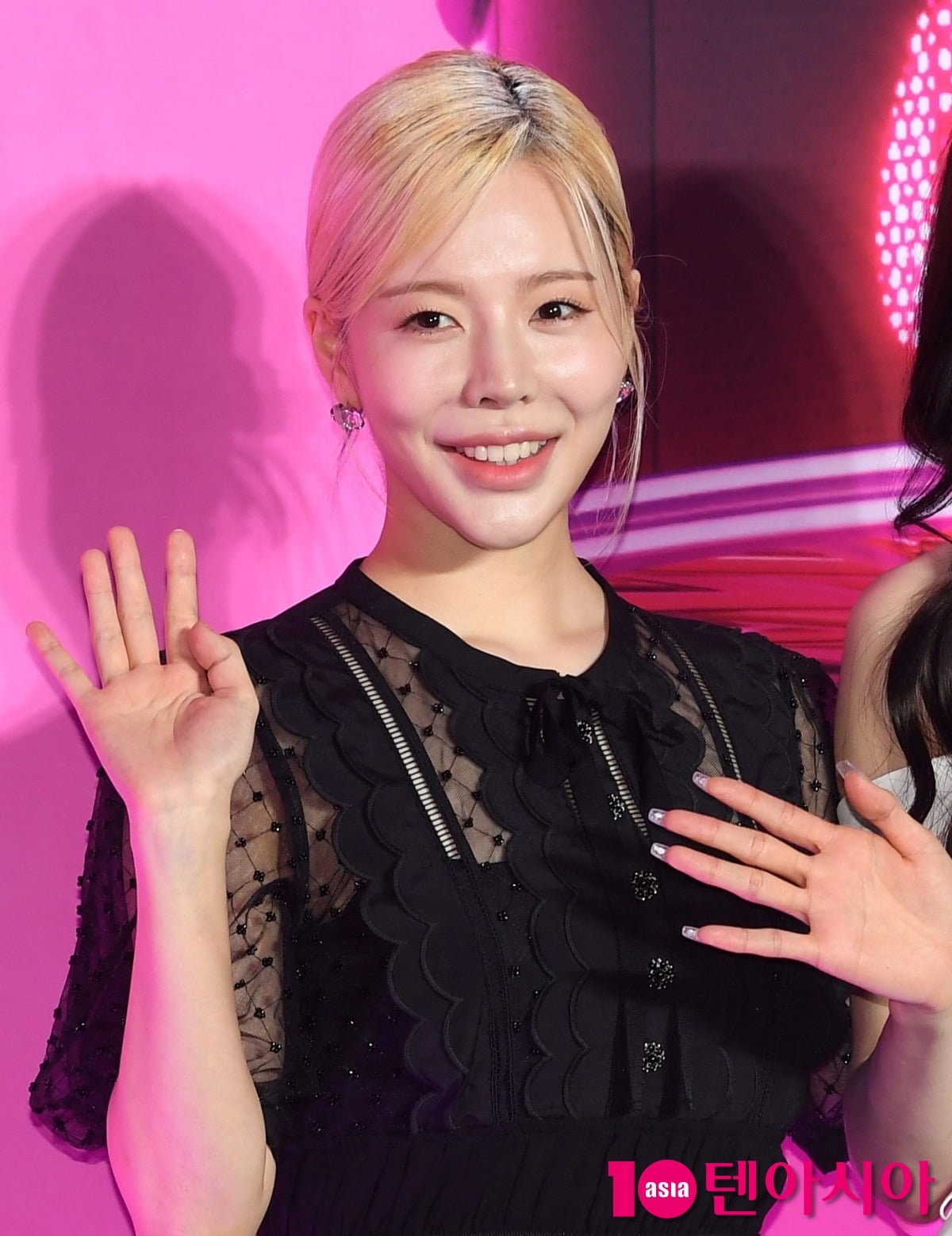 Girls' Generation's Sunny left SM without her uncle Lee Sooman