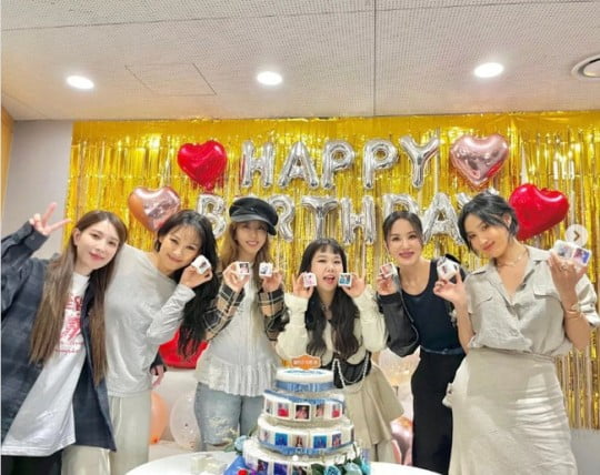 Hwasa, discreetly at Kim Wan-seon's 55th birthday party