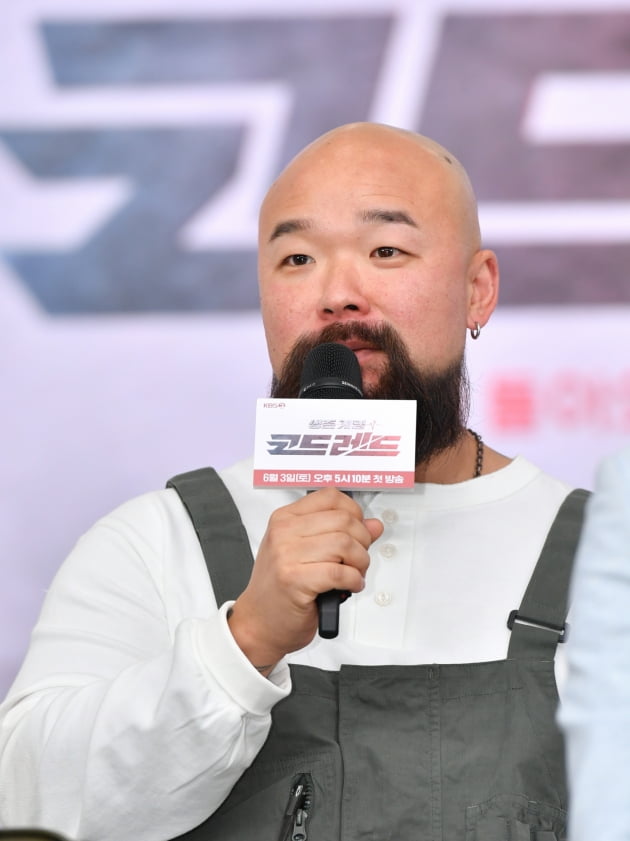 'Survival game' shown by former national team members and soldiers