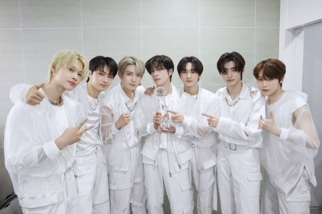 ENHYPEN, 'Music Bank' 1st place... Won two gold medals on music shows with the new song 'Bite Me'