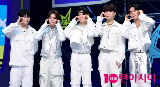 The New Six's Junhyeok Chun, suspended from activities → focused on recovering his health... "The members decided to support each other"