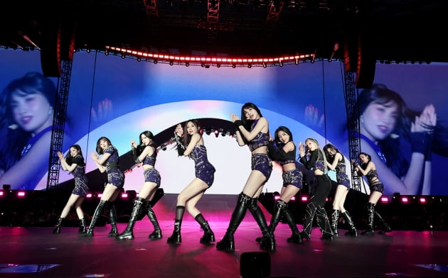 Twice, the first ever female group to perform at the U.S. Sophie Stadium → sold out