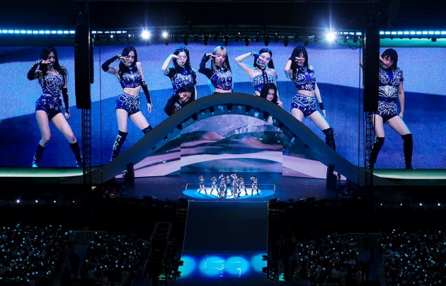 Twice, the first ever female group to perform at the U.S. Sophie Stadium → sold out