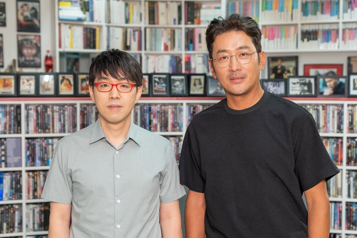 Actor Ha Jung-woo from the movie 'Unofficial Operation' meets film critic Lee Dong-jin