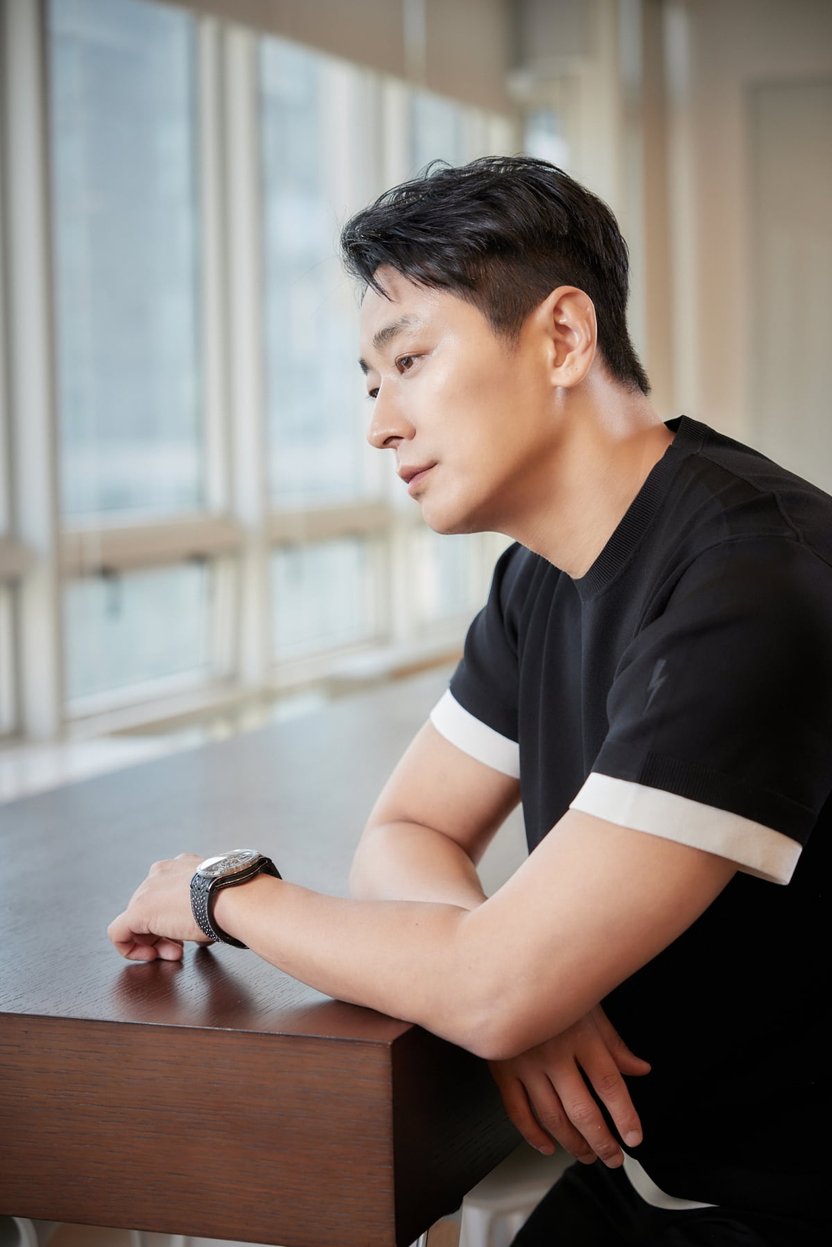 Actor Joo Ji-hoon, "I was a passionate language teacher, even directing myself"