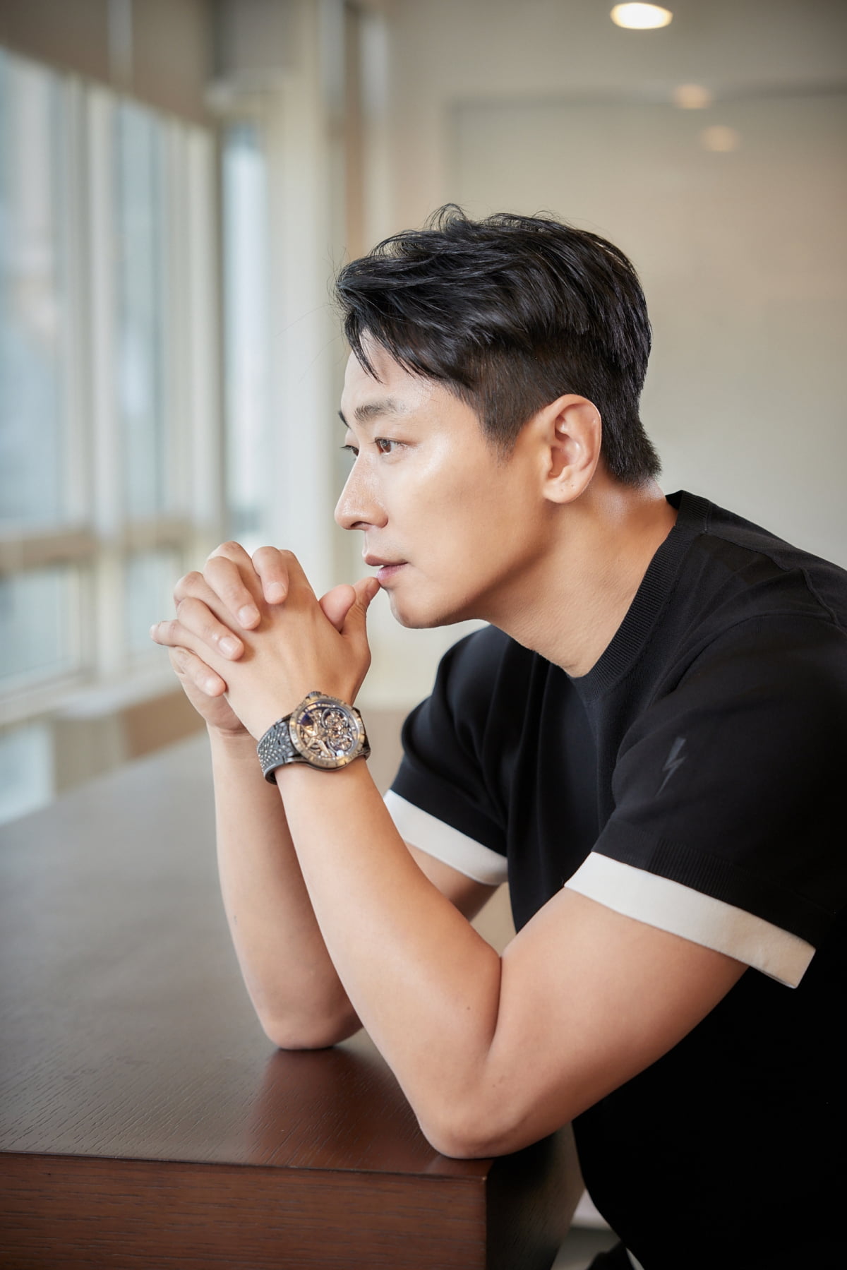 Actor Joo Ji-hoon, "I was a passionate language teacher, even directing myself"