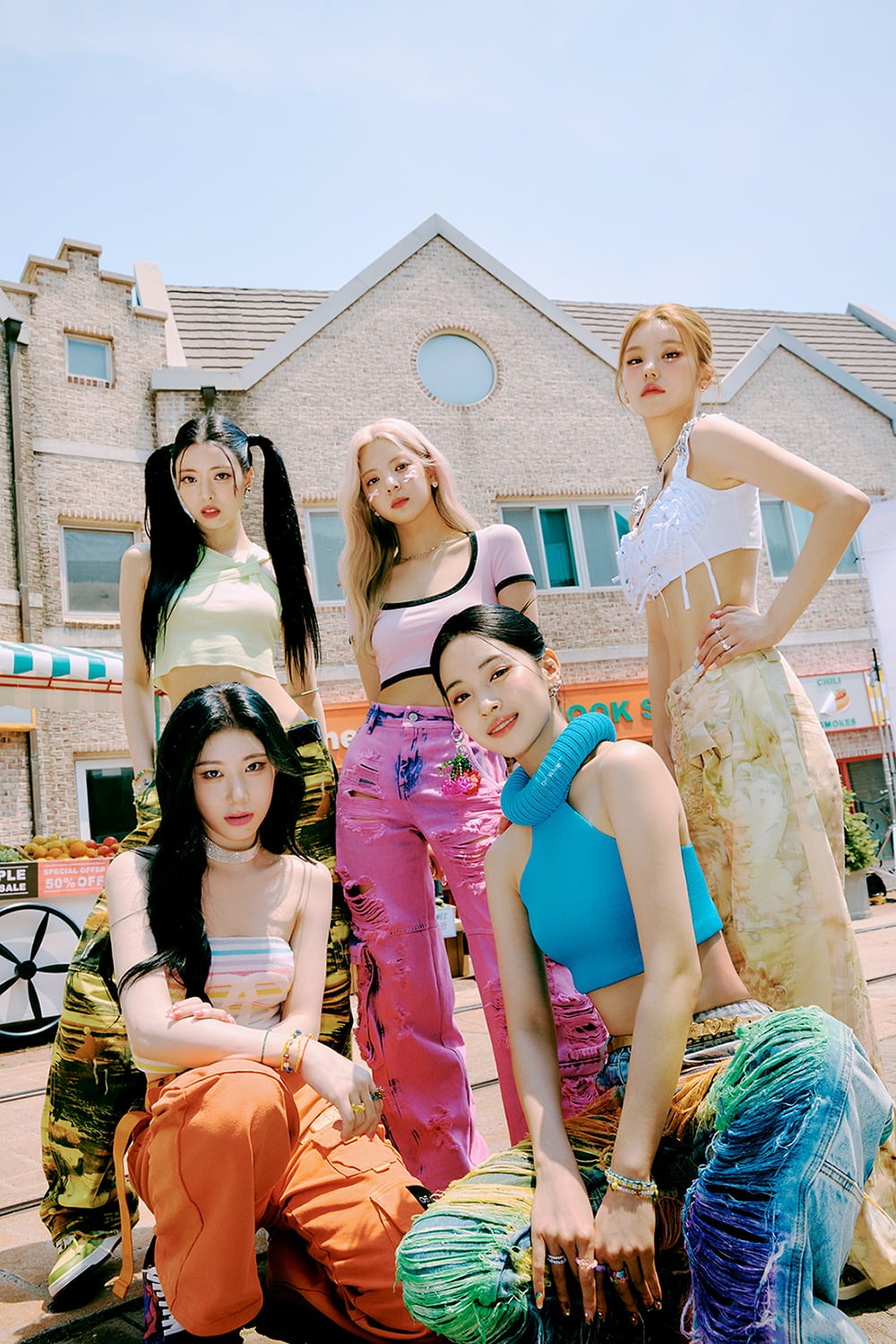 ITZY revealed their cool and hip charm in the music video behind the scenes