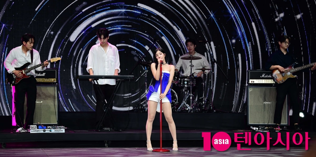 Kwon Eun-bi, new summer queen, splendid comeback...refreshing stage