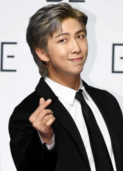 RM, 짧은 머리로 슈가 콘서트 등장…"입대 전 마지막 라이브"