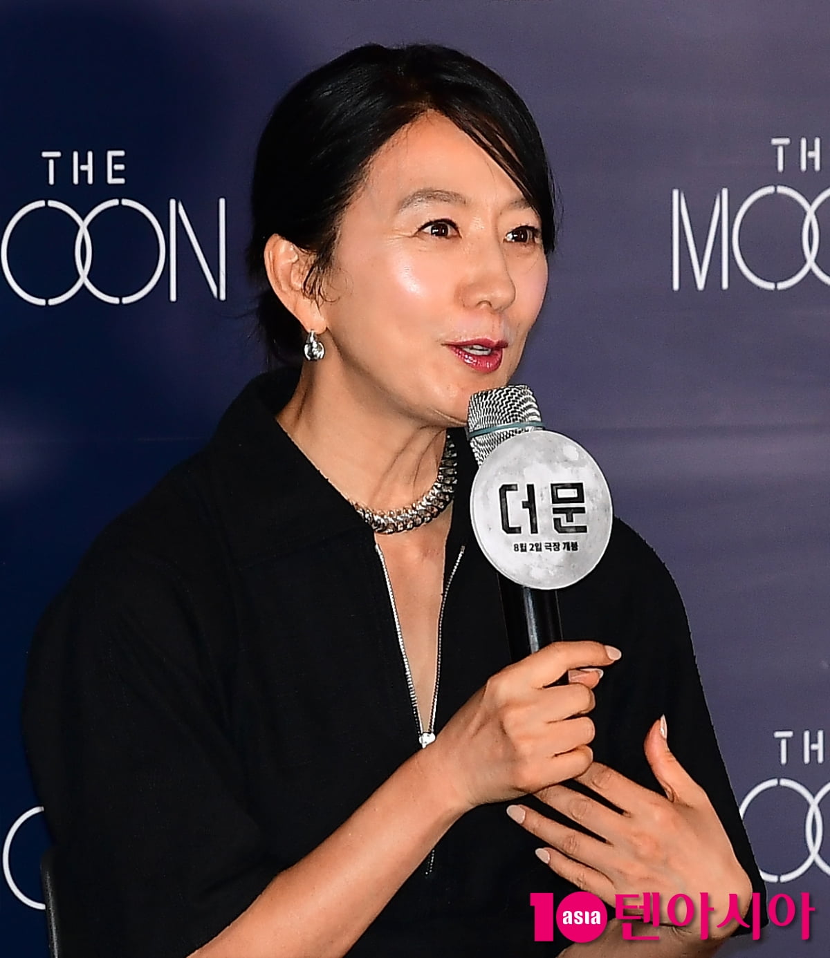 Kim Hee-ae, after studying English every day for 15 years... Perfect English lines in 'The Moon'