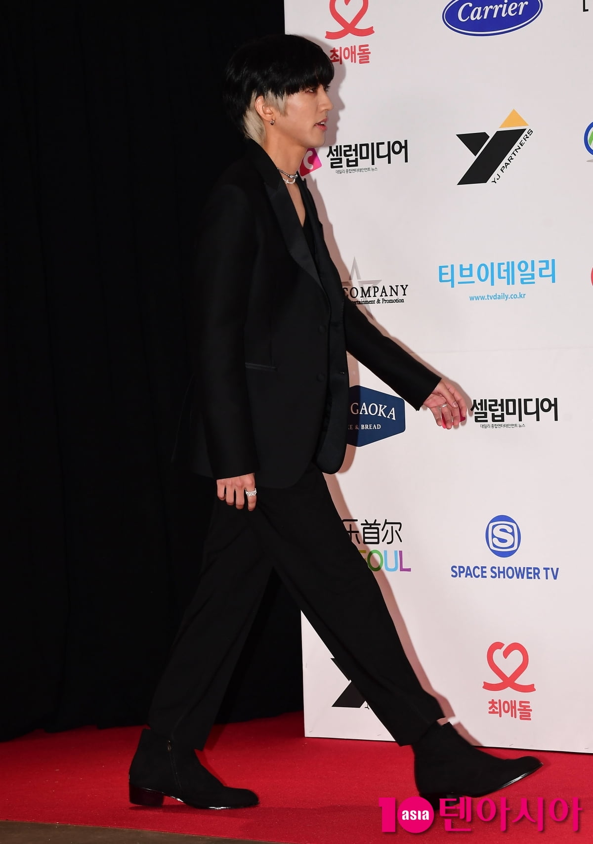 Lee Seung-yoon, unusual heart pose...warm smile 