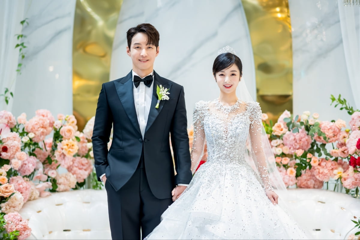 Shim Hyung-tak, 18-year-old wife and wedding photos released