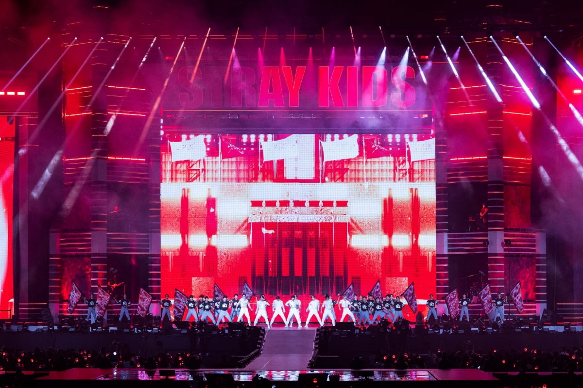 스트레이 키즈, 7만 5천 관객 환호…일본 4대 돔 투어 시작