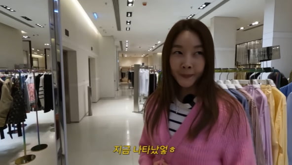 Han Hye-jin, shopping in Hong Kong... Extinguishing sequins boldly
