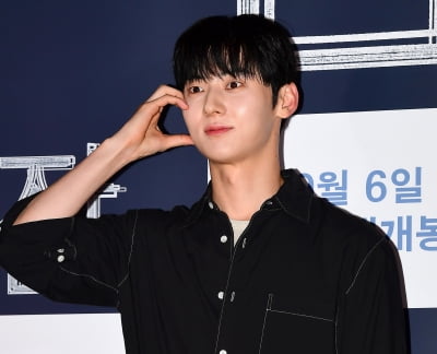 [TEN포토] 황민현 '치명적인 하트'