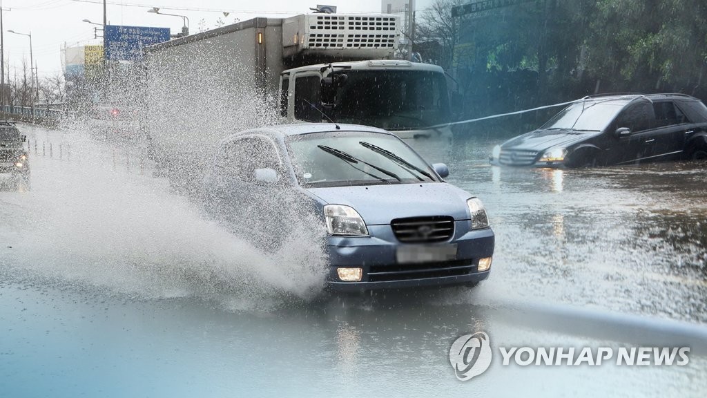 전국 폭염인데 강원 고성엔 시간당 90mm 폭우…침수 피해 속출(종합)