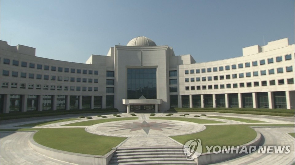 '캠핑장 민간인 불법도청' 국정원 수사관들 징역형 집행유예