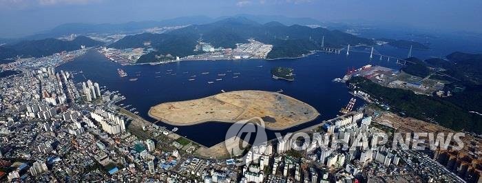 창원시, 집중호우·태풍 때 발생한 마산항 해양쓰레기 수거 총력