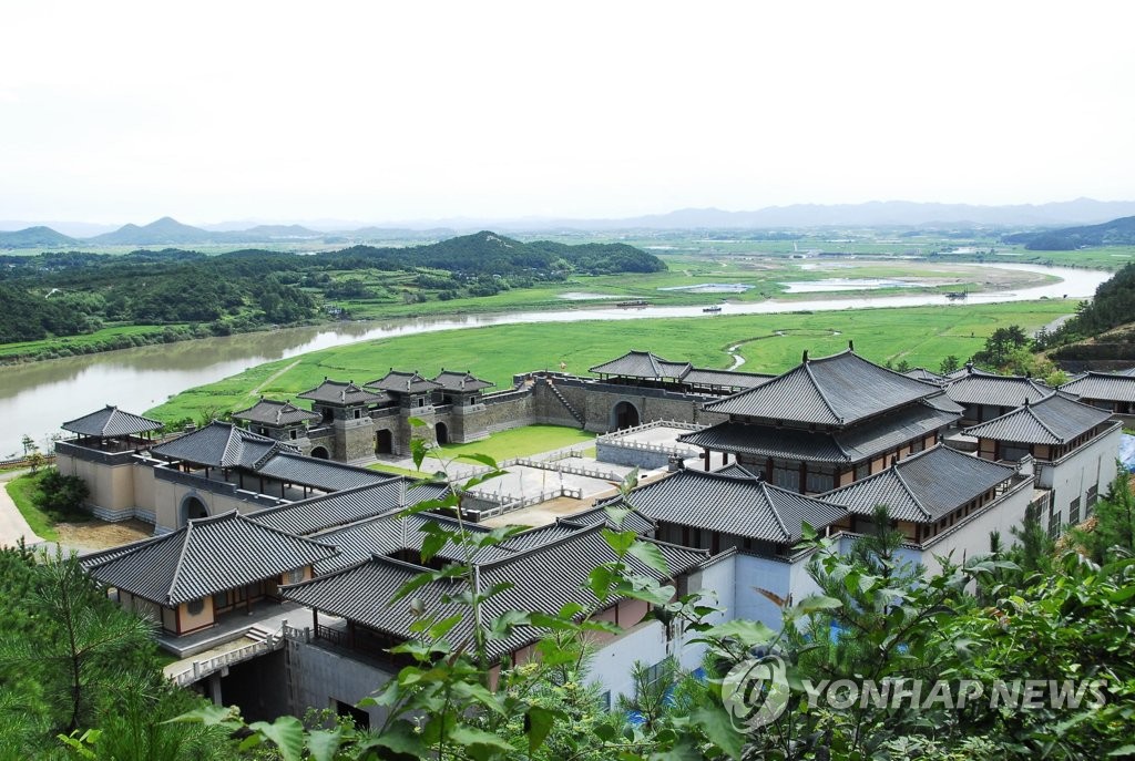 나주 영상테마파크 성루 누각 노후화 추정 붕괴…인명피해 없어