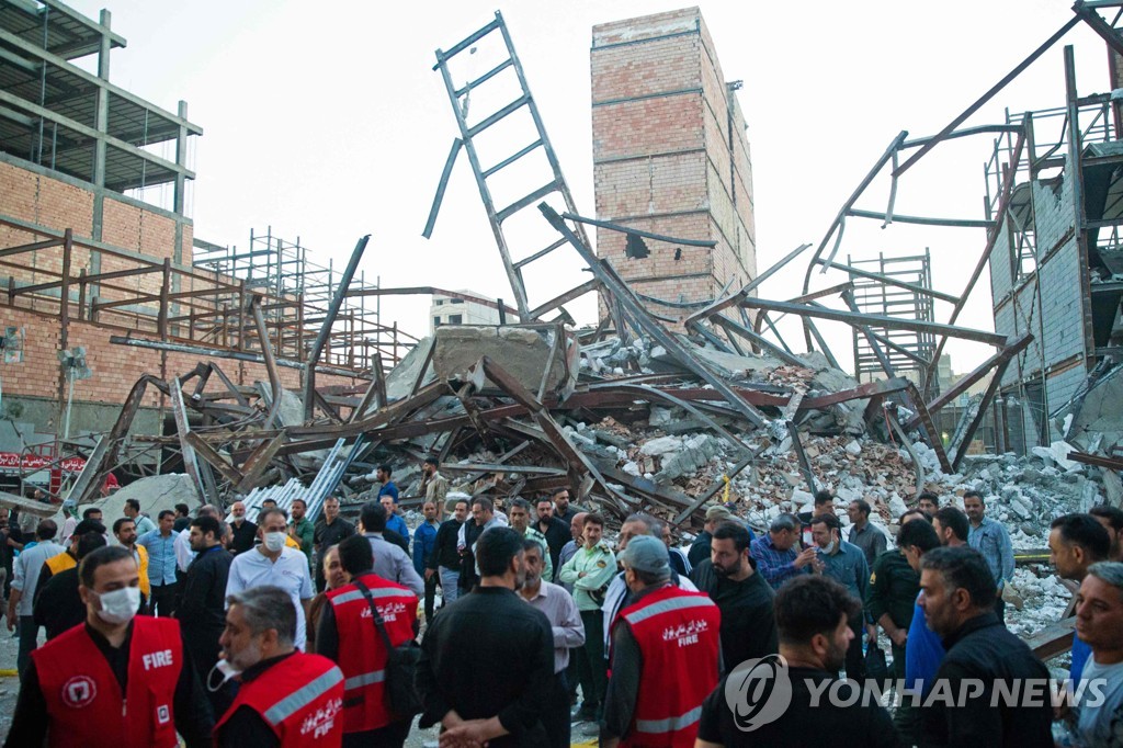 이란 테헤란서 신축 공사 건물 5채 연쇄 붕괴…최소 4명 사망