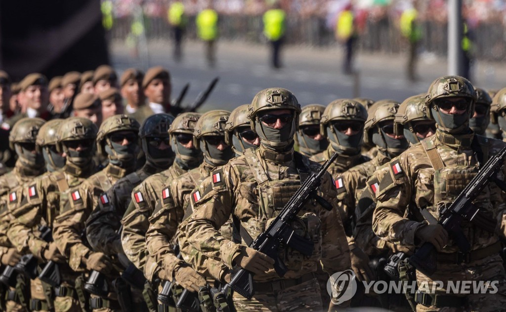 폴란드 대규모 군사 퍼레이드…'러시아 벨라루스에 군사력 과시'