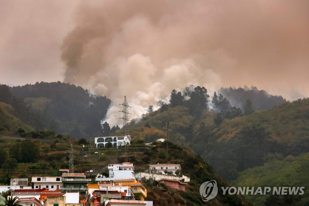 스페인 휴양지 테네리페 대형 산불 지속…2만여명 대피